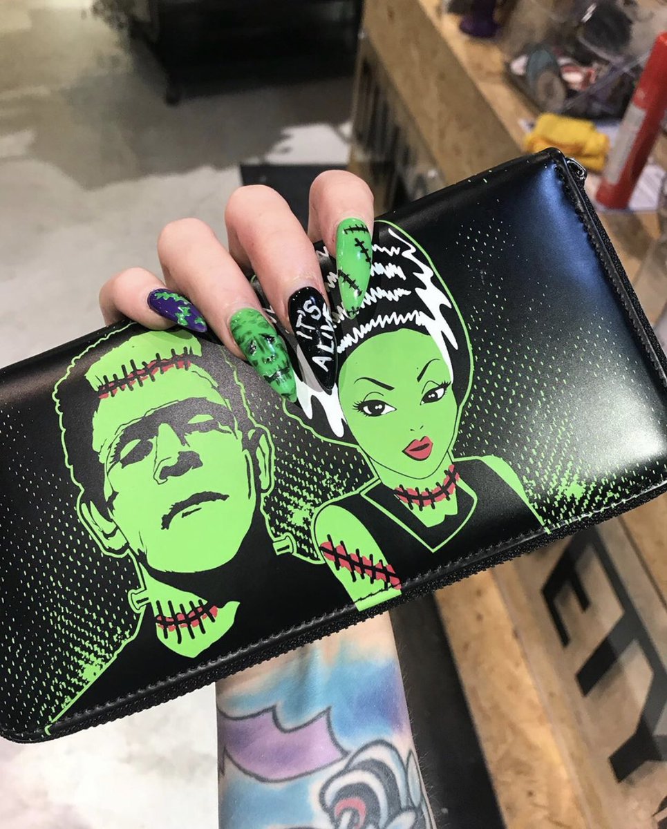 🖤💚 Our Frankenstein and his Bride wallet.
📸 dmgscy_eden
BannedAlt.com
#BannedApparel #BannedAlternative #Frankenstein #goth #gothgoth #gothgirl #gothic #alt #altgirl #alternative