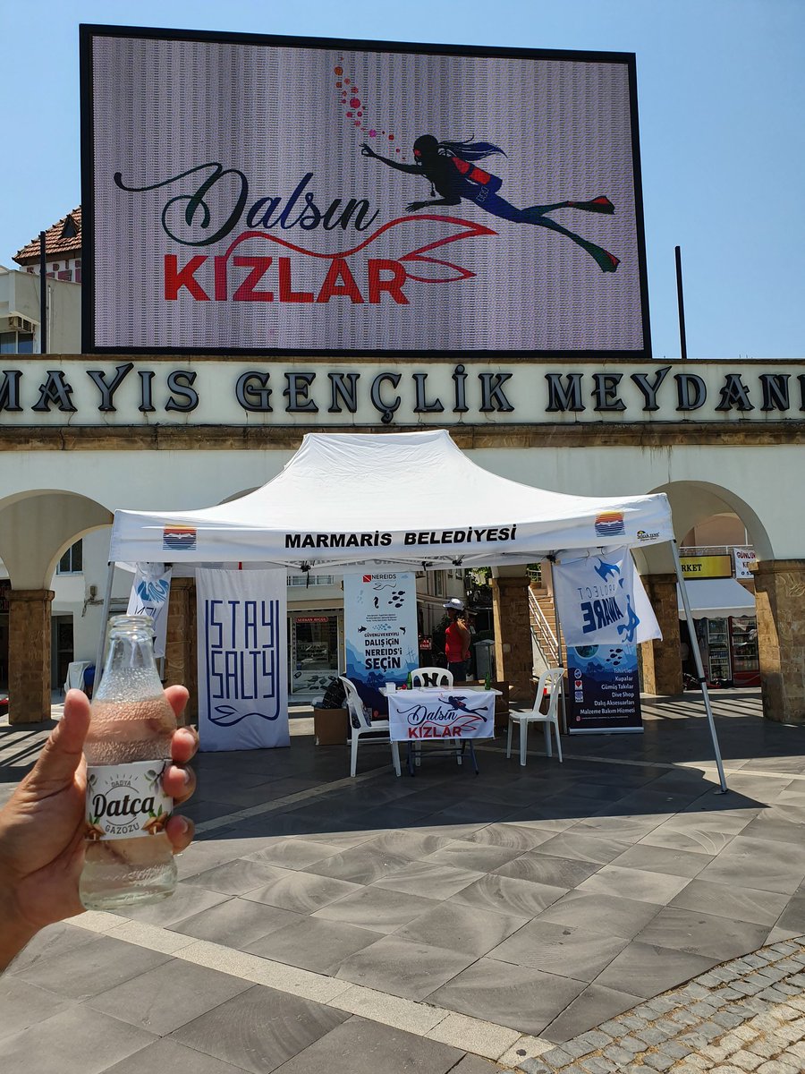 meteipek's tweet photo. Marmaris'e kadar geldik, o da sayılır mı @datcabelediyesi ?
Bugün ve yarın Marmaris'te #dalsinkizlar diyoruz. Bugün 19 Mayıs meydanında kayıtlarımız ve yarın sualtıyla tanışma dalışlarımız var. Su çok güzel, siz de gelsenize.. https://t.co/Cikybyom81
