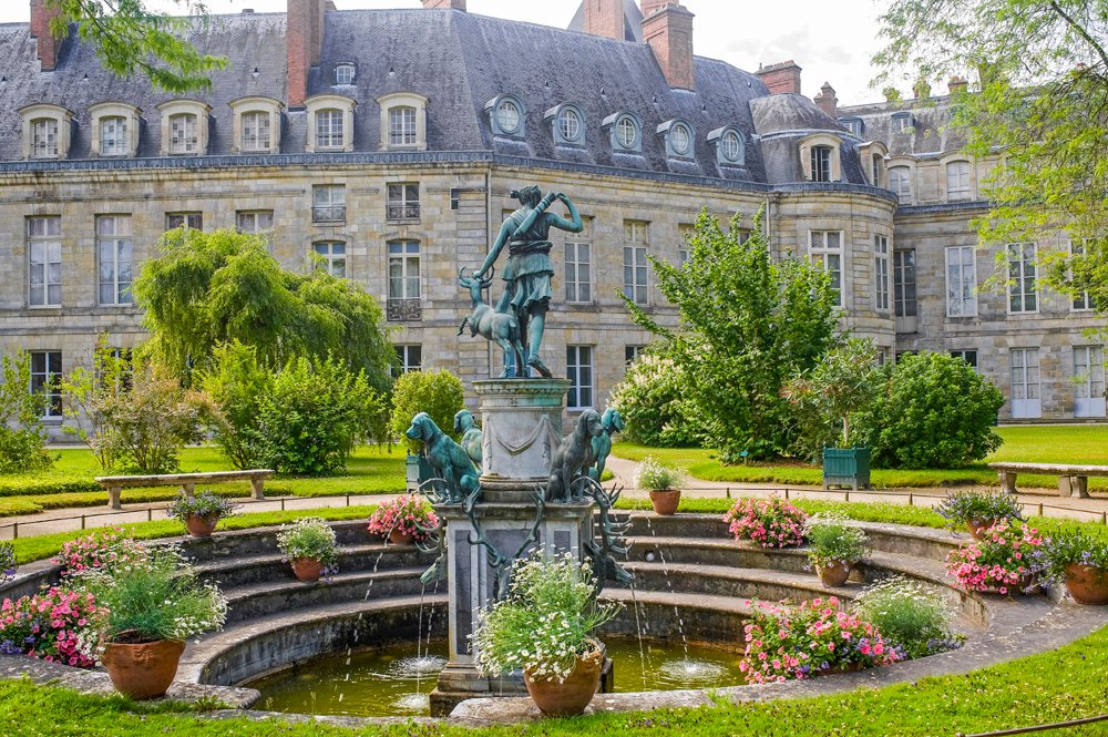 On #PalaceDay what's your favourite palace in France? We love Versailles, the Palace of the Popes in Avignon and Fontainebleau... 
thegoodlifefrance.com/the-chateau-de…