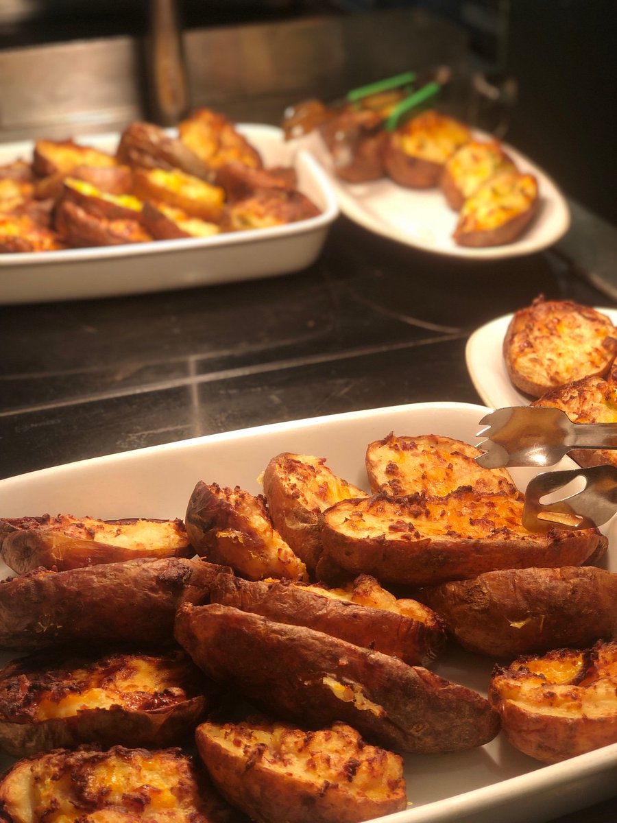 LStoreys's tweet image. #FridayFeeling #fullyloaded #potatoskins #Craigforth #stirling #WESTisBEST #foodies #cheflife #welovethisbusiness @lynnywinny_lynn @georgegunn2303