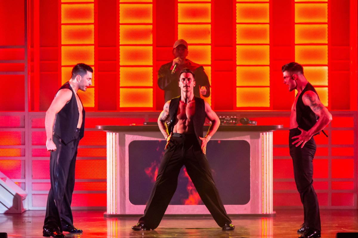 HeresTheBoys's tweet photo. ๐ฐ Check out this fabulous review from the @Daily_Express "Strictly sensational and saucy fun..." ๐๐๐คฉ #HereComeTheBoys ๐บ๐บ๐บRead More โก๏ธ https://t.co/9ktCRQuya3 ๐ Tickets โก๏ธ https://t.co/Xd5hcOVUwZ https://t.co/lmux4ovhRp