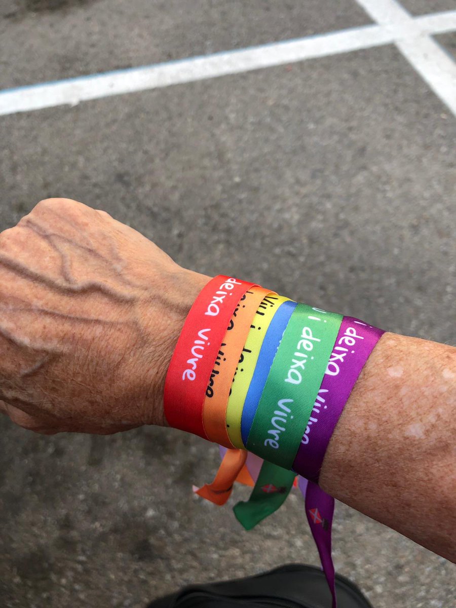 Ahir els regidors i les regidores de Blanes en Comú-Podem portaven les polseres amb el lema “Viu i deixa viure”. Les podreu aconseguir pròximament al Punt Lila de l’Ensorra’t✊🏻