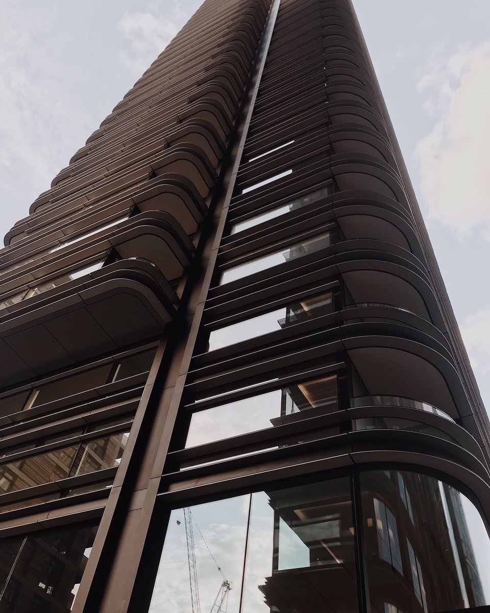 Fosters + Partners has created a design that responds to the uniqueness of its location both geographically and culturally. 🏙 ☁️ #principaltower #principalplace #fosterandpartners #design #building #shoreditch #liverpoolstreet #citylife #london #inspiring #realestate