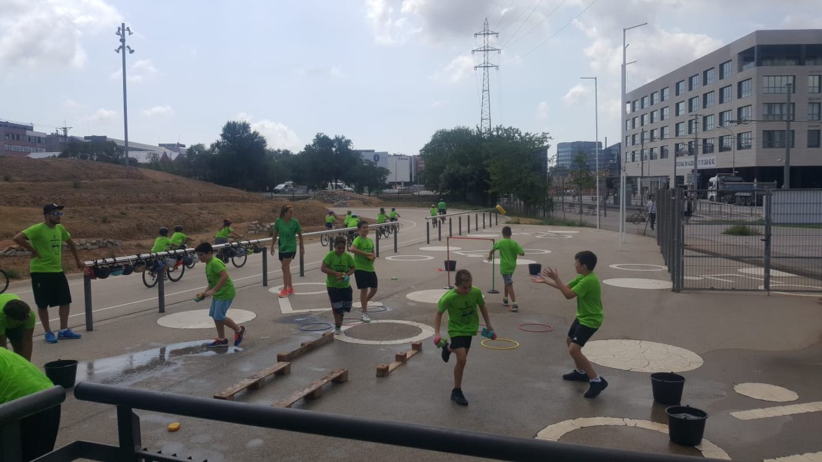 cebllob's tweet photo. Els nois/es del casal d'estiu de l'ajuntament d' #Abrera es remullen amb jocs d'aigua a l'activitat de #PedalsalsCasals al @parciclistallob #activitatsestiu @UCECcat @esportcat @AbreraInforma https://t.co/edbWcO99B9