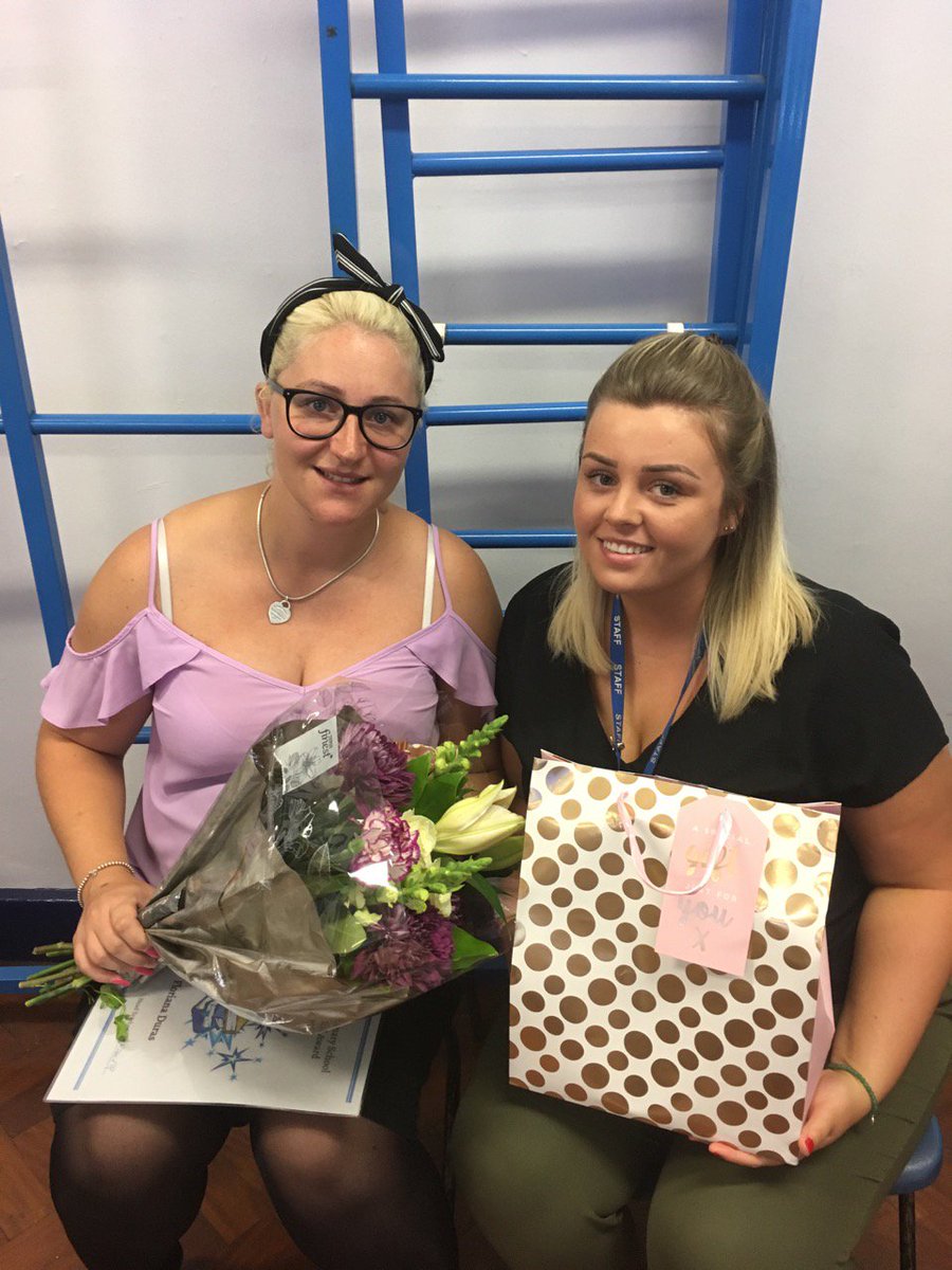 ButtonLane_'s tweet image. Goodbye and Good Luck Miss Todd and Miss Hackett! We will miss you very much ❤ 🤰🌞🛩 #1MH #2NT