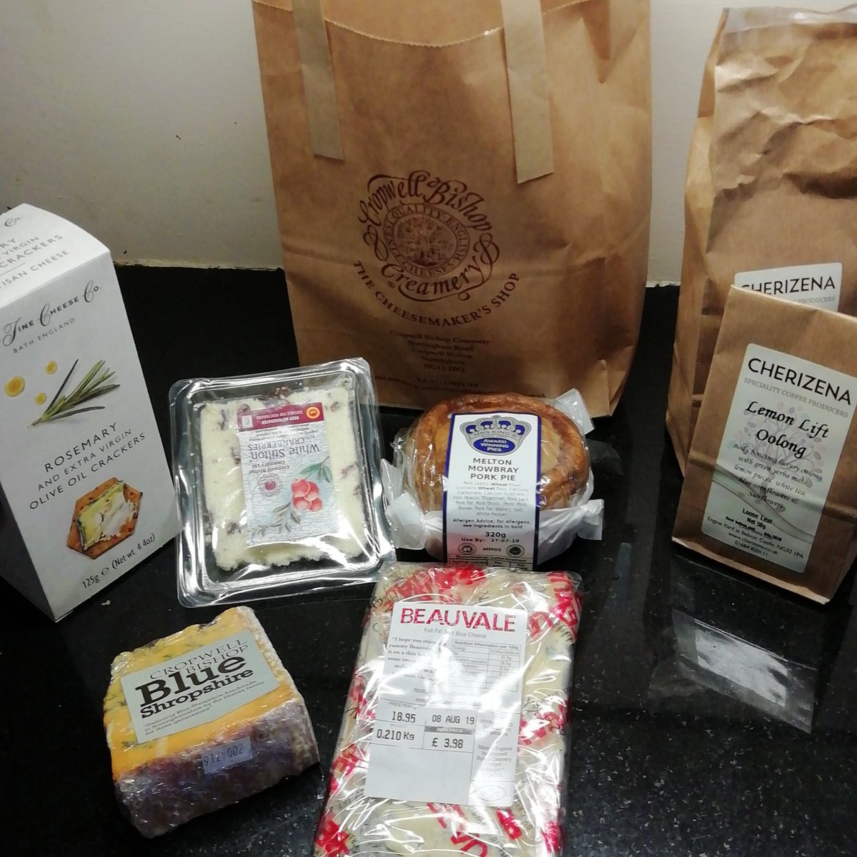 Had a nice morning in the Vale going to a local creamery, then up to The Engine Yard to get some tea and coffee
#artisan #cropwellbishopstilton #cropwellbishopcreamery #theengineyardatbelvoircastle #cherizena #local #buylocal #notts #leicestershire