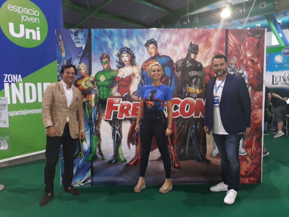 aemprende's tweet photo. 🎮Conociendo y probando los #videojuegos de nuestras empresas en #ZonaIndie #Gamepolis2K19
🙌Grandes! @RomanBridgeSt, @_HuntTheNight, @AbramelinGames, @BULLWAREsocial, #TimeTour, @croxelstudios, @ZombeatGame, @Tie_Soft @NusakanStudio, @reindtech_games @JellyShine_EN
¡Pásate! https://t.co/LGd0xuiGde