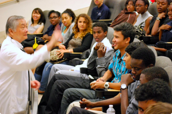 We are so excited to be spending the day with students participating in the summer mentorship program! This program gives high school students of Indigenous or African ancestry a chance to explore health sciences at the University of Toronto. Photo credit: <a href="/UofTMDprogram/">U of T MD Program</a>