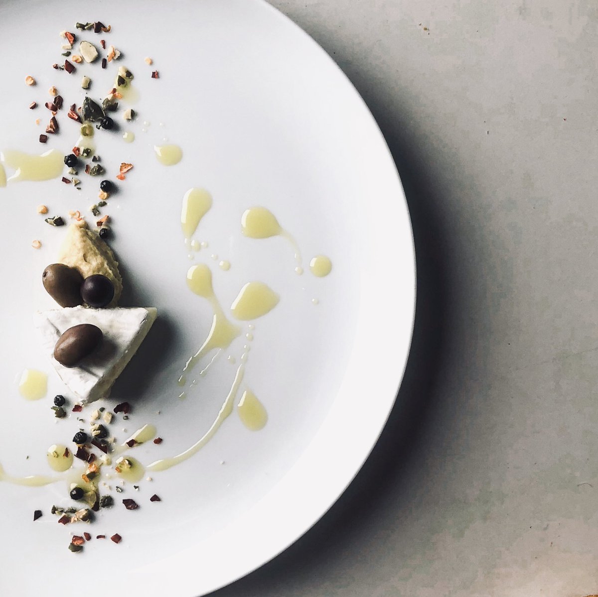 Pane, formaggio e olive...lo spuntino ideale! Rendilo perfetto con un filo di Olio Vù, ricco di sapori mediterranei.

#extravirgin #oliveoil #madeinitaly #premiumquality #mediterraneansea #vùtaste #vùgourmet #cometobasilocata #gustarebasilicata