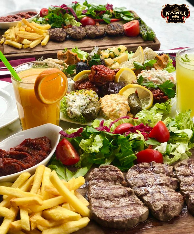 NAMLIGURME's tweet photo. Ziyafet diye işte buna denir!
#NamlıGurme den ızgara et , #köfte ve karışık #zeytinyağlı tabağı! https://t.co/qYnGPJKq46