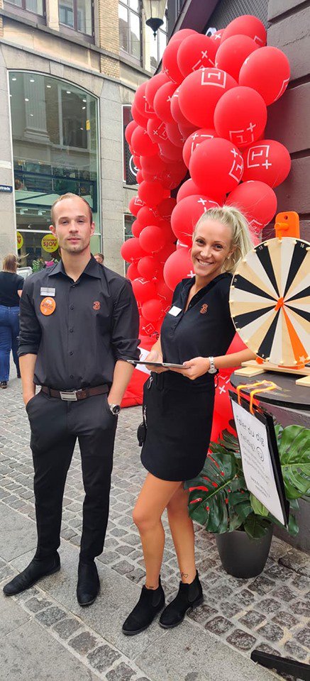 OnePlus_DK's tweet photo. Så er dørene til 3Huset åbne, og de første OnePlus er allerede solgt 💪🏼
Kig forbi i dag til lækker slushice (#OnePlusRed selvfølgelig 😉), fede lykkehjulspræmier til en værdi af 1000 kr. og gratis høretelefoner til nye OnePlus-kunder ❤️
- Ses vi?
https://t.co/3N1geVogsS https://t.co/PHgWotOfox