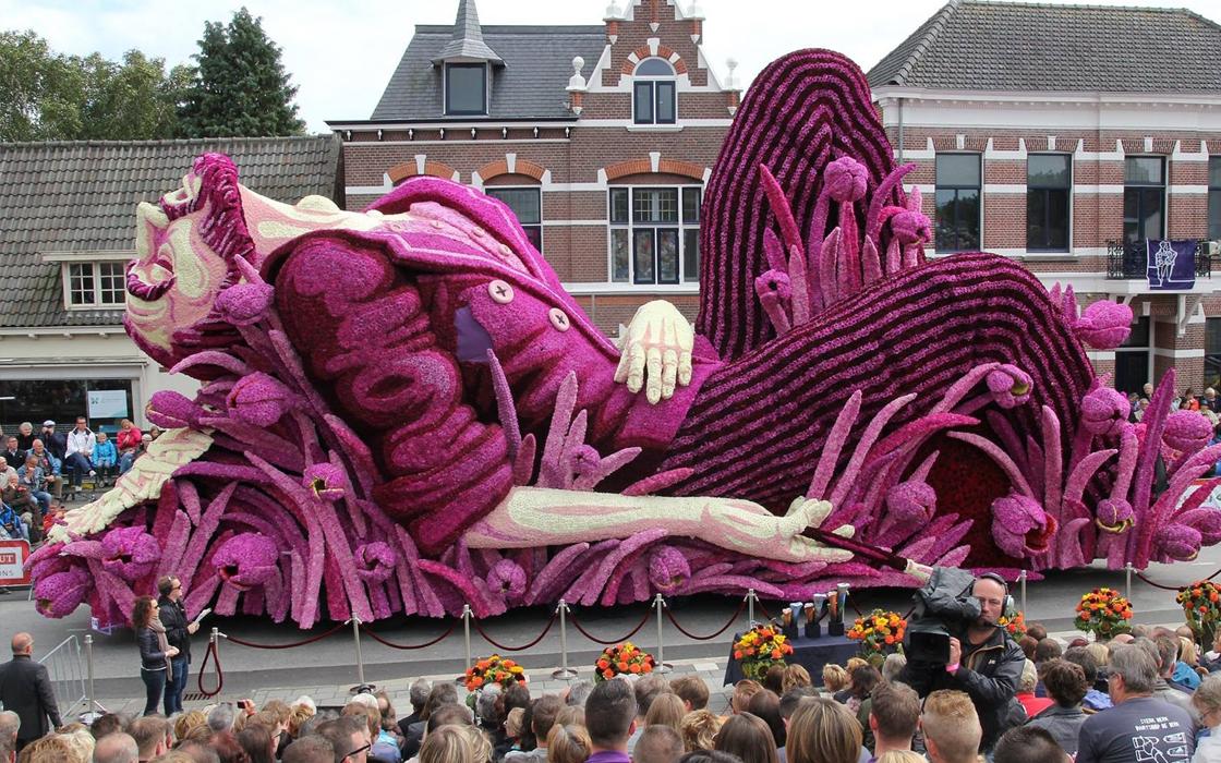 Visit_NL's tweet photo. Didn’t get the chance to visit Keukenhof this year? No worries, see flowers like you've never seen them before by visiting one of Holland’s flower festivals. For these events, millions of flowers are used to create beautiful &amp; colorful parades. 🌷🌻🌼https://t.co/AtWtt6I0yZ https://t.co/7XOi9iQWKT