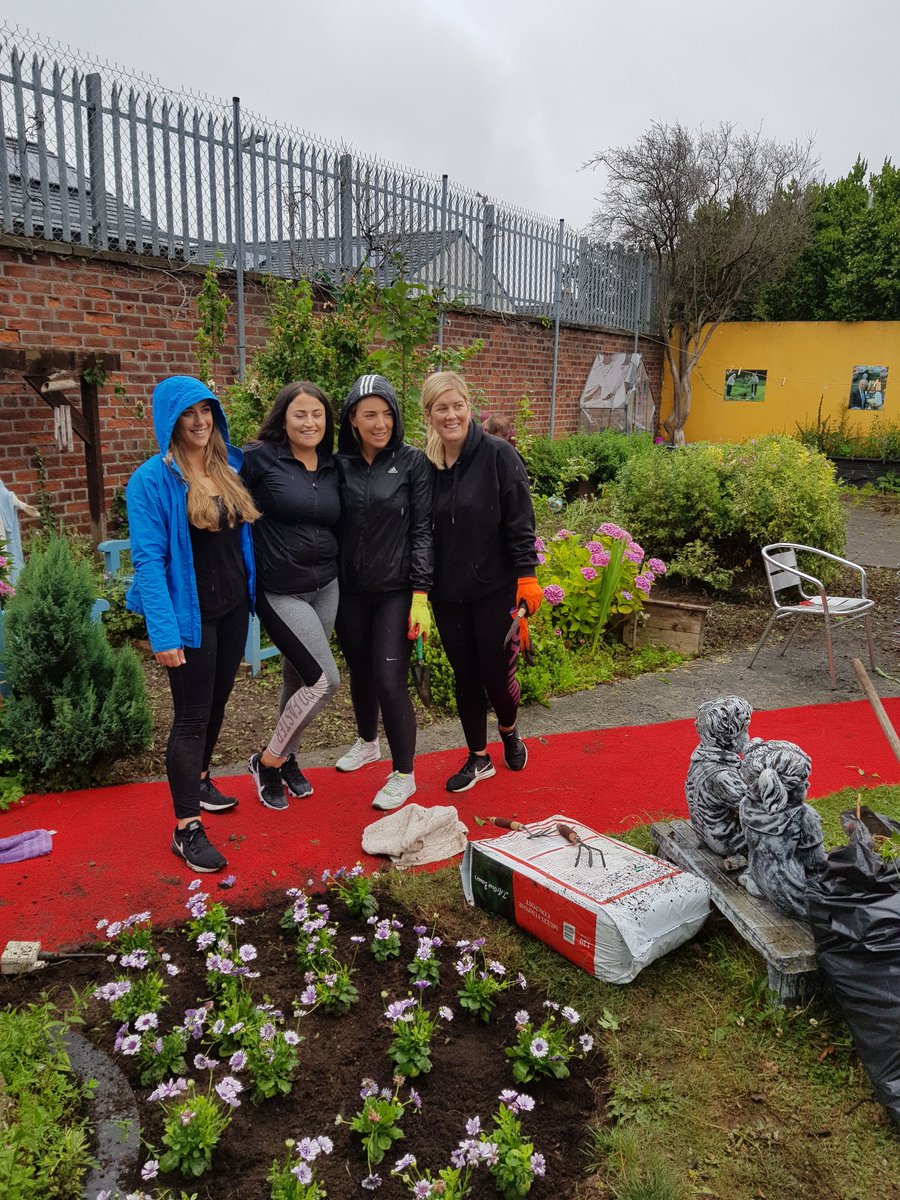 stanleyjean89's tweet photo. Our @AskKBCIreland volunteers busy gardening as part of #teambluegoesgreen at our charity partner @alzheimersocirl Curlew Road Day Care Centre #doingdifferent #lifeatKBC #teambluegoesgreen https://t.co/XtLIUD2srW