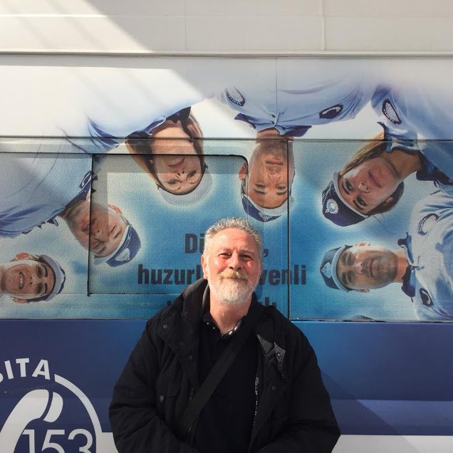 gazetekadikoy's tweet photo. Sosyal medyada yayılan bir videoda, sokak fotoğrafçılığında izin alma zorunluluğunun olmadığı iddia edildi. Biz de konuyu sokak fotoğrafçılarına sorduk; @ufukakari , Sevil Alkan, Alphan Yılmazmaden ve Serkan Tekin yanıtladı https://t.co/I9pCV9ik5o https://t.co/CF0IuEWvDB