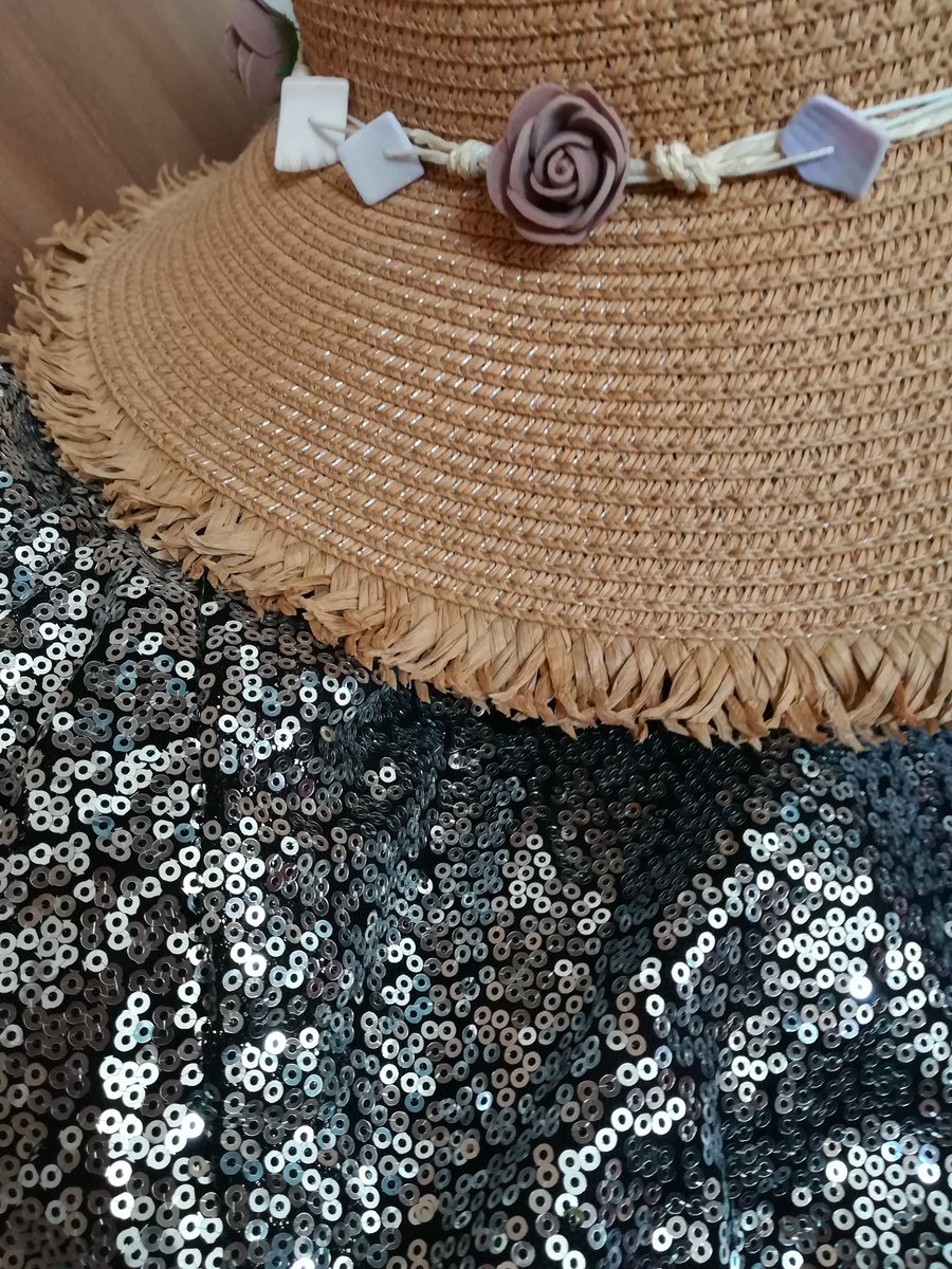 fionaclaybrook's tweet photo. glitter &amp; flowers https://t.co/oTmDOf6ahq