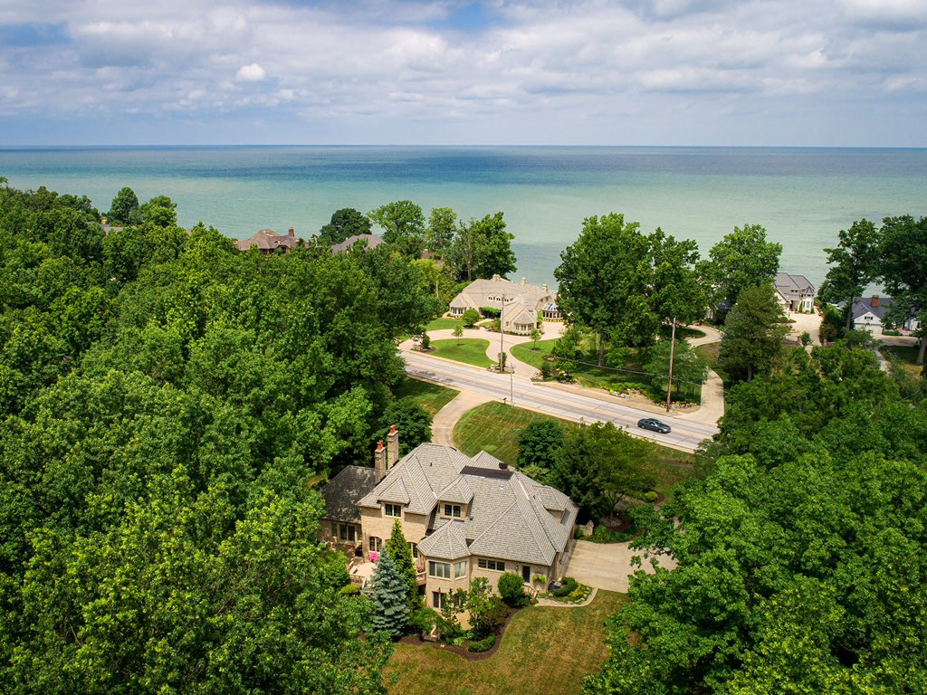 WayUpAerial's tweet image. 🚨LISTED! 31847 Lake Rd in Avon Lake, OH. Contact @kimcranehomes or visit kimcranehomes.com for more information. AERIAL VIDEO CLICK HERE: dropbox.com/s/f595o45g1xyp… #wayupaerialimages #kimcranegroup #howardhanna #forsale #luxuryhomes #lakeerieliving #ohiorealestate