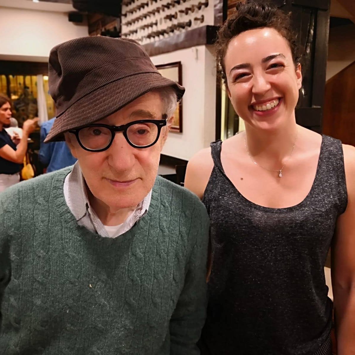 Ayer Woddy Allen vino a cenar junto con su esposa y otro acompañante, disfrutaron de nuestra comida y se dejo fotografiar amablemente.