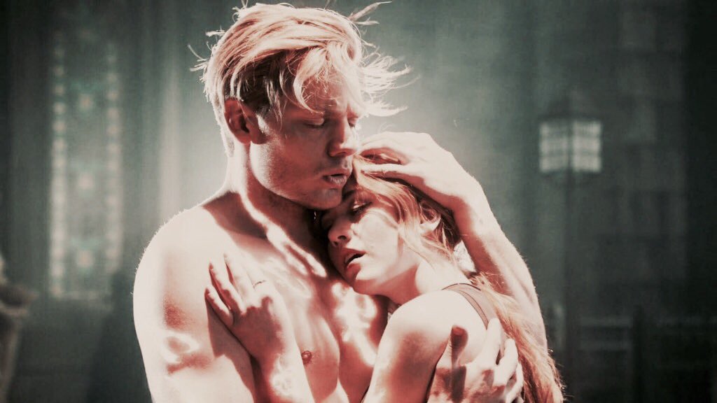 xheavenlyclace's tweet photo. #ClaceAppreciationWeek

day 5: favourite "moment of Intimacy"

the scene where Clary and Jace tried to track Jonathan together. the way she touched his body, the looks between them and how he hold her was so intimate and when the runes started to glow it was a magical moment. https://t.co/cbnSaSQry4