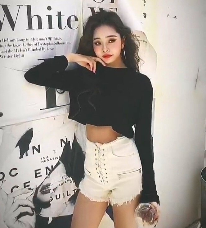 nie chce mi sie robic fajnego tweetka więc jak chcecie poznać trochę zwariowaną i głupiutką dziewczynkę to zostawcie serduszko a wskoczę wam na dm 😔
‼️za rt mogę wybuziać polisie i zaprosić na dobry obiadek‼️