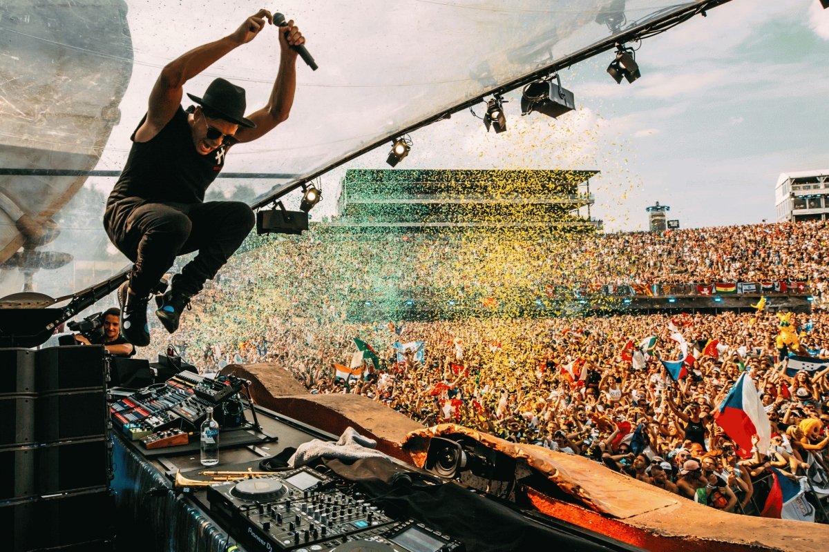 tripoki's tweet photo. Tomorrowland macerası bugün başlıyor! Önümüzdeki iki hafta sonu boyunca sürecek olan festivalde eğlence dorukta olacak.  #Tomorrowland #tomorrowland2019 
https://t.co/dgGhVO7M9B https://t.co/b4P76L5ysZ