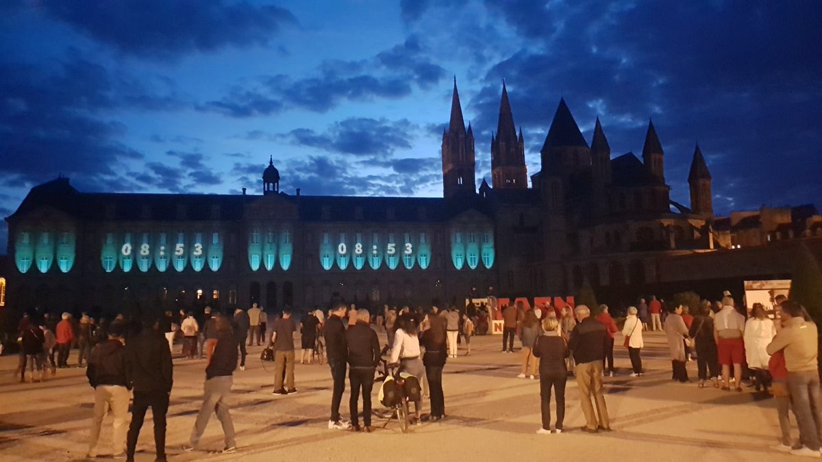joelbruneau's tweet photo. Les 2 dernières séances de la projection monumentale sur l’hôtel de ville de auront lieu ce soir et demain à 23h. Merci à celles et ceux qui ont contribué à l’élaboration du programme des festivités et commémorations du 75e anniversaire du Débarquement et de la Libération de Caen https://t.co/dVRNwlVedv