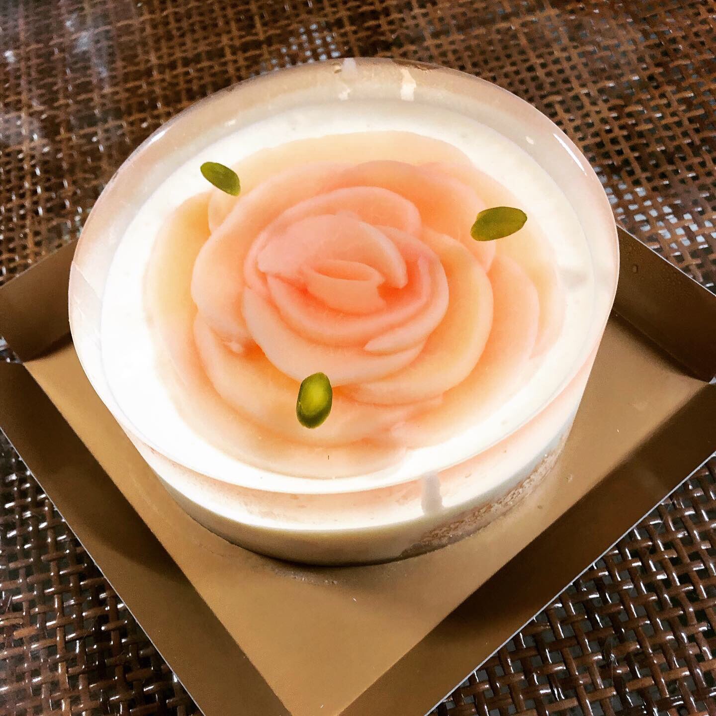 Nielsen堀内 姉の退院祝い に アンテノール Antenor の白桃のレアチーズデザートを 薔薇の様に飾った白桃をゼリーに閉じ込めたレアチーズケーキです 容姿に惹かれて購入しましたが思った以上に甘さ控え目で美味しかったです 食べ物記録 食べ物日記