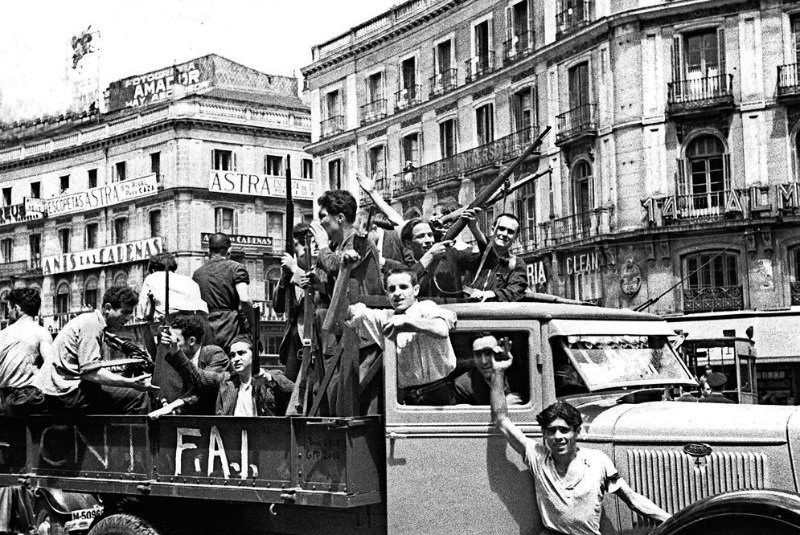Barcelona, 19 de julio de 1936. Las sirenas de las fábricas llaman a los trabajadores a la lucha revistapolemica.wordpress.com/2013/07/15/bar… 19 de julio de 1936. Madrid, dispuesto a la lucha revistapolemica.wordpress.com/2013/07/16/19-… #19DeJulio