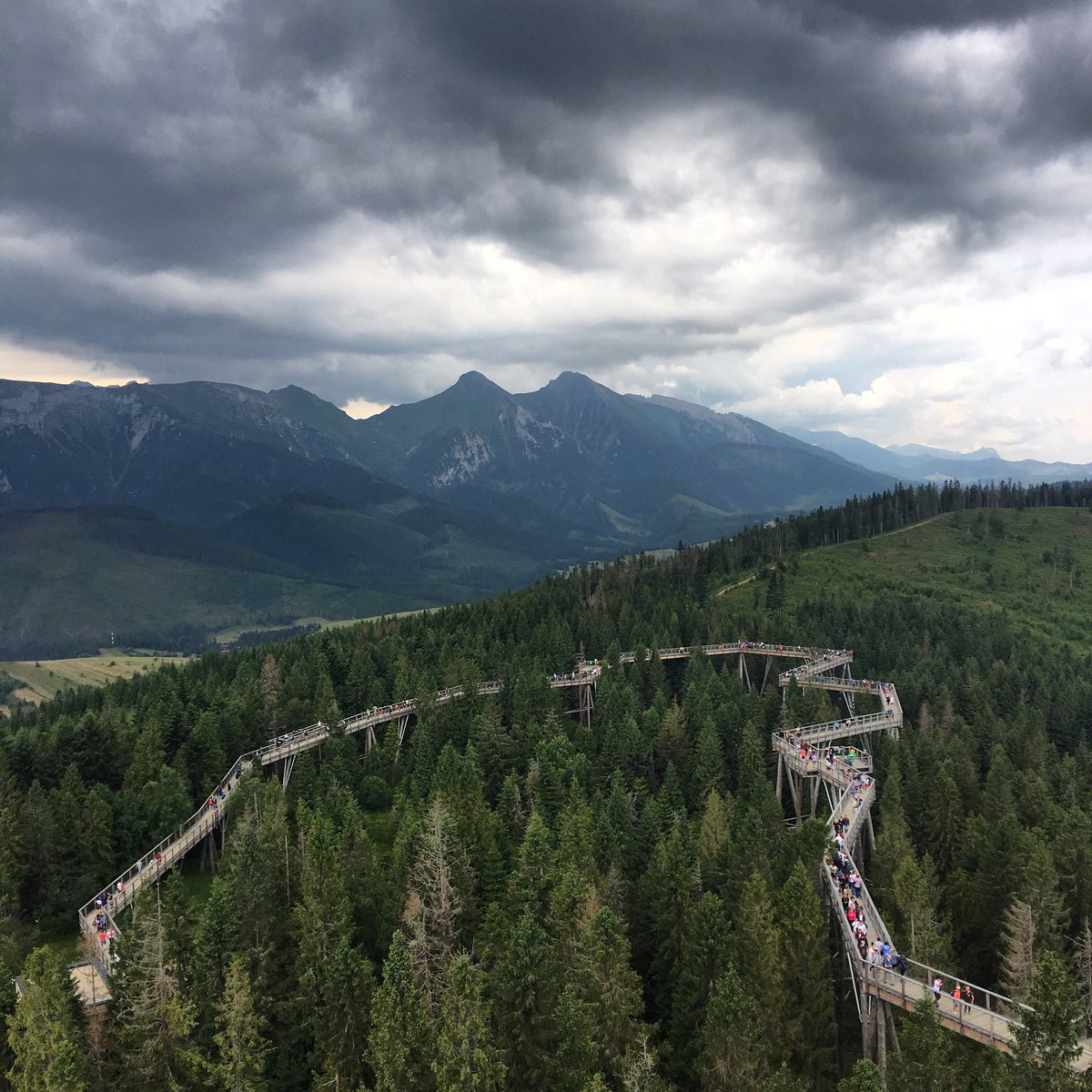 tomaspavlik_'s tweet photo. We took a day off from work ⛰🚠 #tatras #tatrasmountains #hightatras #chodnikkorunamistromov #bachledka #bachledovadolina #zdiar #slovakia #beautifulslovakia #mountains #outofoffice #freetime😎 #familytrip #cabincar #zapadnetatry #westtatras https://t.co/oNgADDAHJV