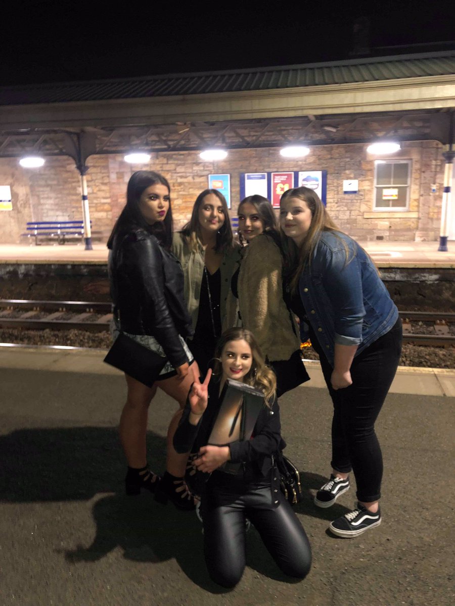 Happy 18th Birthday to my doppelganger @lucybricex hope you have the best day ever. Love you lots 👯‍♀️🥳💕 let get drunk really soon !!!