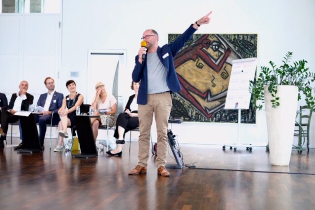 NAXarchitektur's tweet photo. Peter Borchardt vom #NAX Patenbüro @BAIDarchitektur stellt beim NAX-Patentreffen sein Büro vor!  Foto: Till Budde https://t.co/VW5Z7B58SU