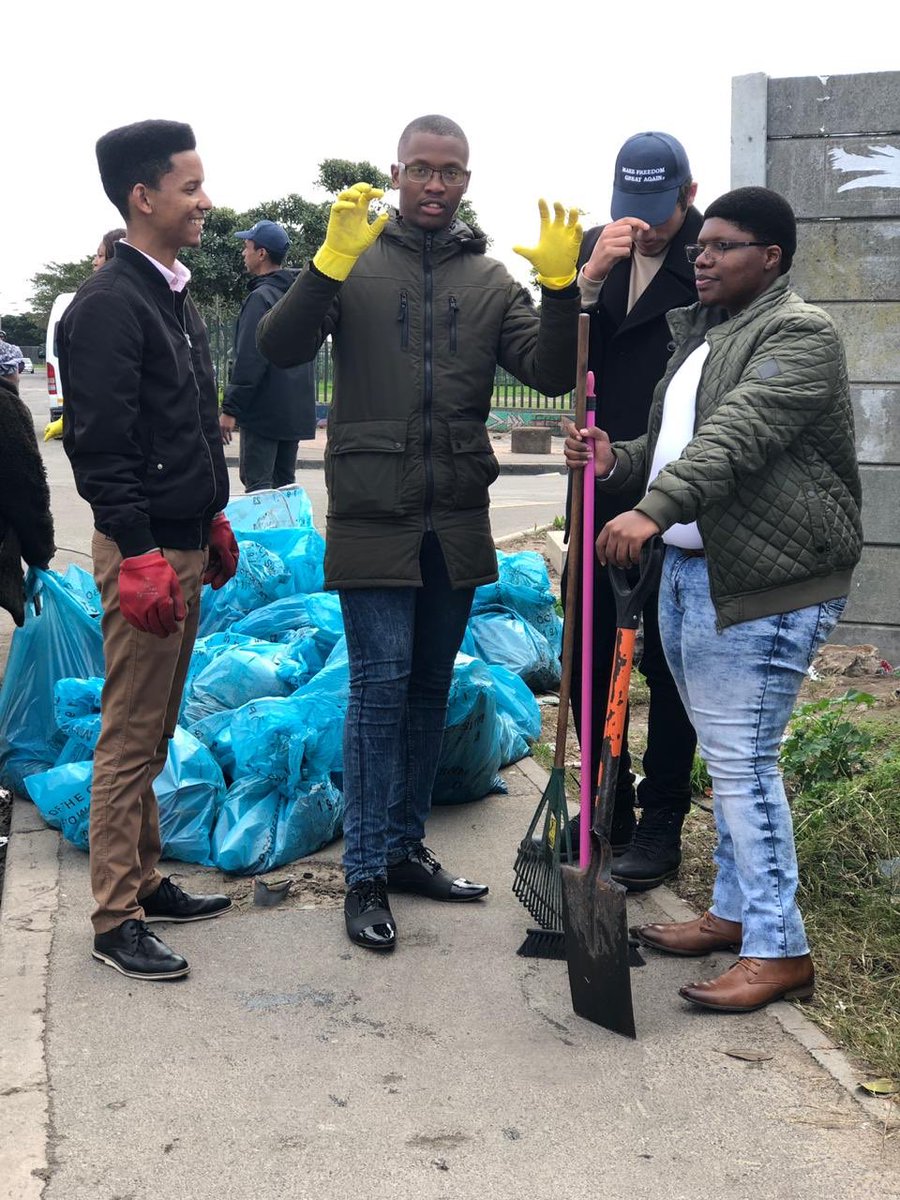 ProgressRSA's tweet photo. The Progress SA team is out in Nyanga today doing community service by cleaning streets and learning from residents. #MakeFreedomGreatAgain https://t.co/3lxE5yJksu