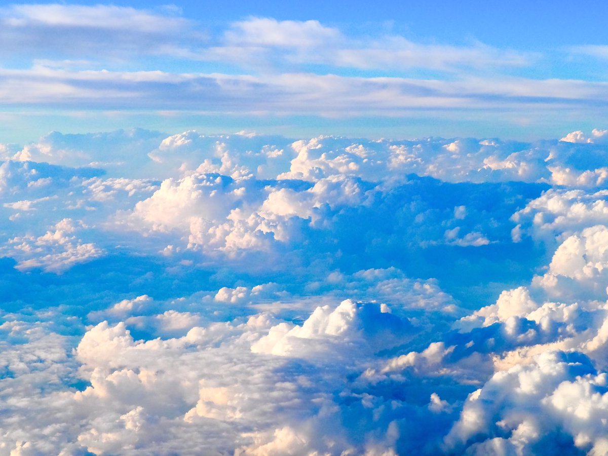 Suuu 今までに飛行機の中から撮った 天気の子の空のような 新海誠な世界観の写真を見てください