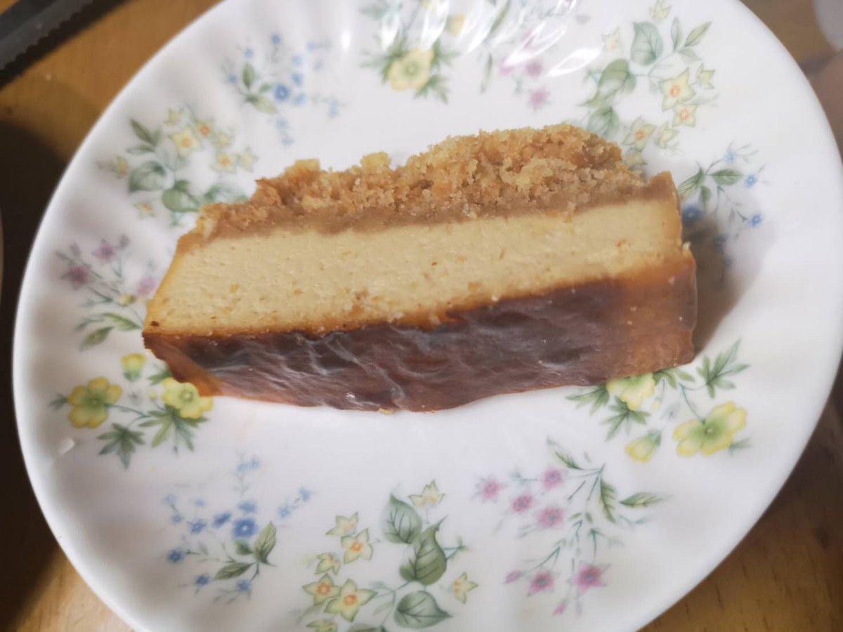 JSyLR6cd71jdAde's tweet photo. キャラメルケーキとチーズケーキ作った
前回のように完璧にはいかなかったな😇
#顔は甘くはないが、スイーツ男子 https://t.co/kRWJaUSMFQ
