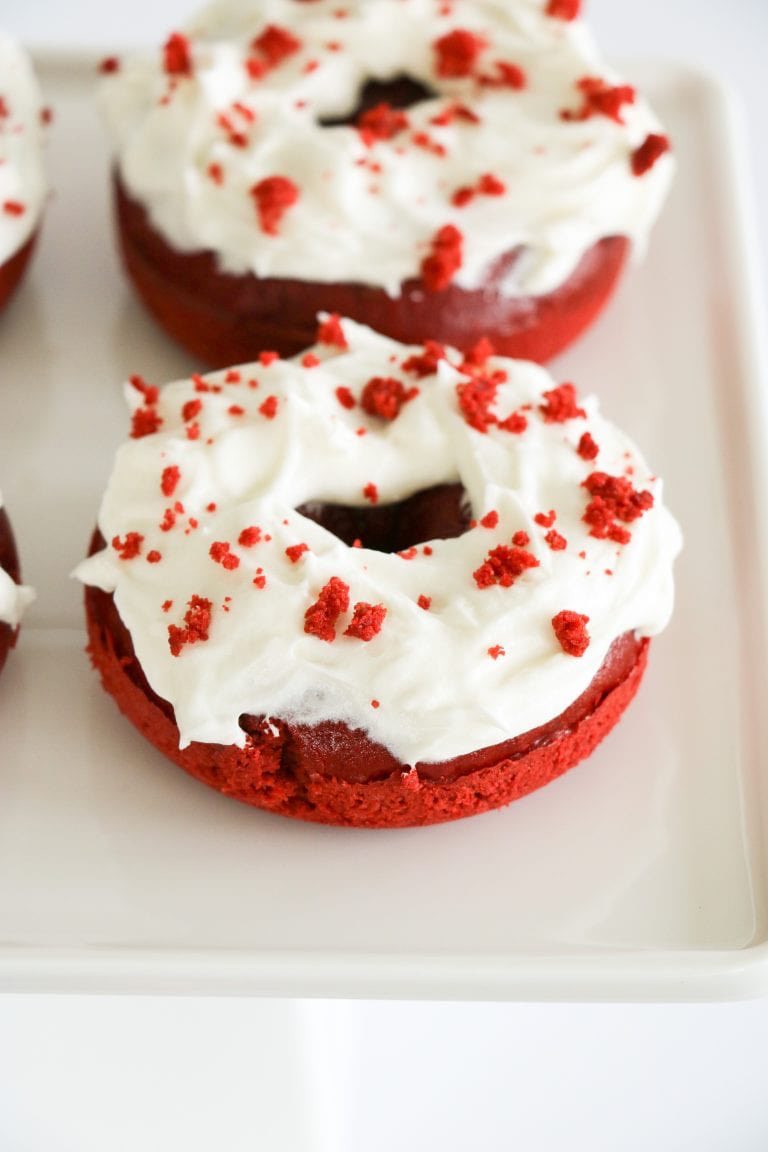 These Red Velvet donuts are a great start to any morning!! ☀️☀️
#donuts #baking 
⬇️⬇️⬇️
smalltownlivingusa.com/recipe/red-vel…
