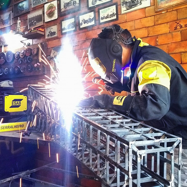 esab_soam's tweet photo. Soldar es crear, es acción, es pasión 💛
.
#ESAB #soldadura #corte #innovacion #tecnologia #calidad https://t.co/0dt27qrR13
