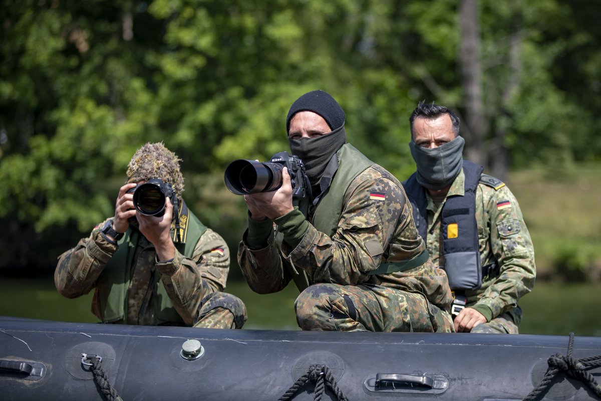 bundeswehrInfo's tweet image. Aus der freien Hand ein scharfes #Foto auf weite Entfernung zu machen, ist gar nicht so leicht. Für #Fernspäher kommt die Schwierigkeit hinzu, dass sie sich bei der Ausbildung mit rund 30 km/h in einem #Speedboot über das Wasser bewegen. #Bundeswehr #augedesheeres