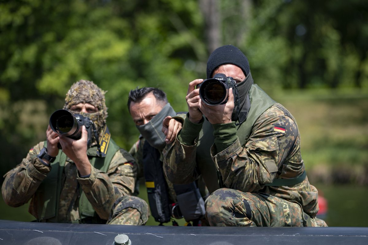 bundeswehrInfo's tweet image. Aus der freien Hand ein scharfes #Foto auf weite Entfernung zu machen, ist gar nicht so leicht. Für #Fernspäher kommt die Schwierigkeit hinzu, dass sie sich bei der Ausbildung mit rund 30 km/h in einem #Speedboot über das Wasser bewegen. #Bundeswehr #augedesheeres