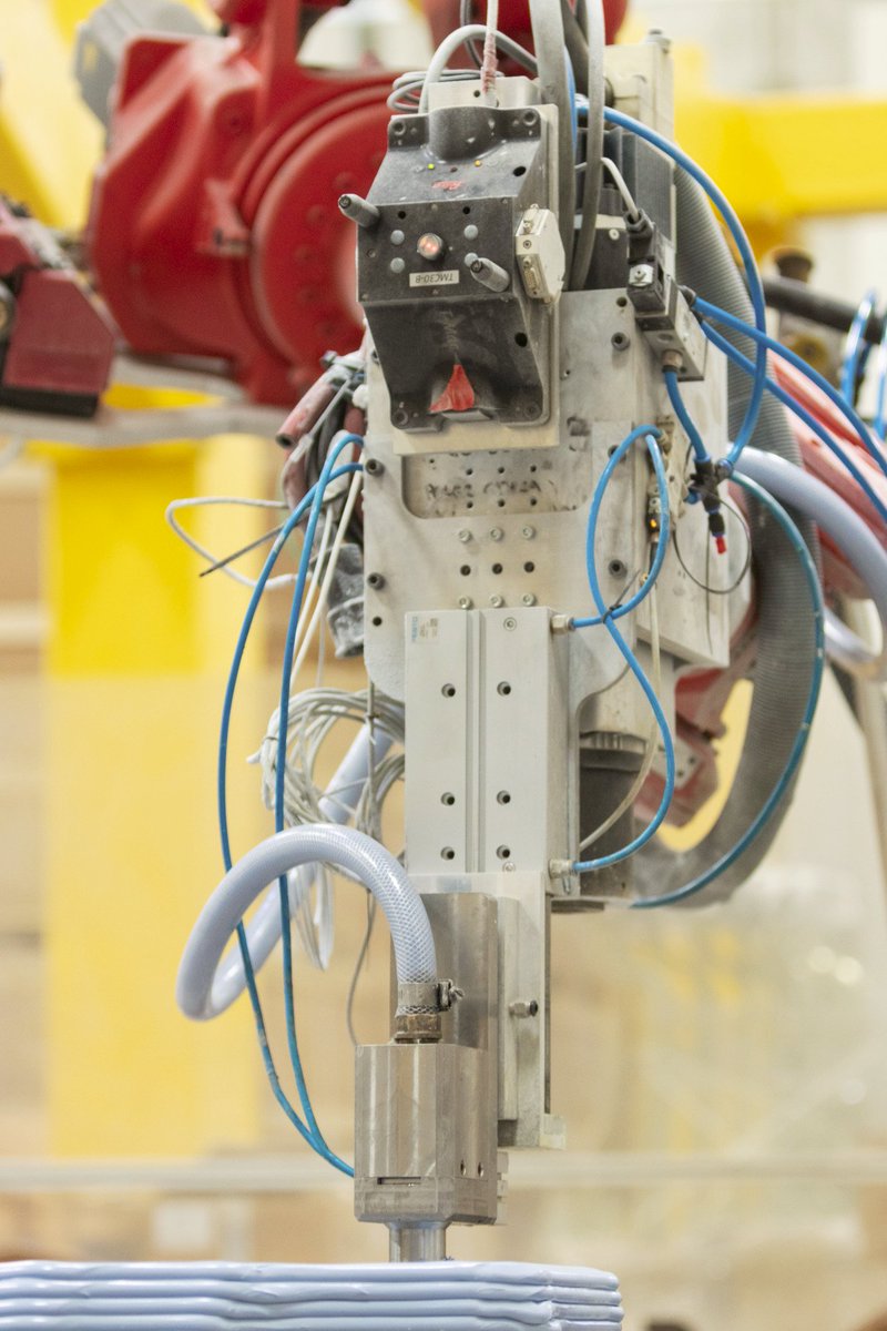 aitiip's tweet photo. . @KRAKEN_project machine is 3d-printing a @PininfarinaSpA car mock-up of 2.5m x 1.5m x 0.6m. It is able to manufacture functional parts (6DoF) based on additive manufacturing layer by layer, alternating additive deposition of metal + resin extrusion &amp; subtractive manufacturing https://t.co/9rzmbBI0Gv