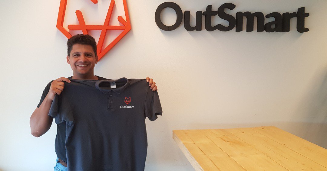OutSmartfs's tweet image. Zie hier: onze eigen Eduardo met het OutSmart poloshirt! 10 van deze shirts zullen binnenkort verstuurd worden naar de 10 snelste aanmelders van onze iOS app testgroep. Een klein bedankje voor de geleverde input. Veel plezier ermee! #poloshirt #iOSapp #thankyou