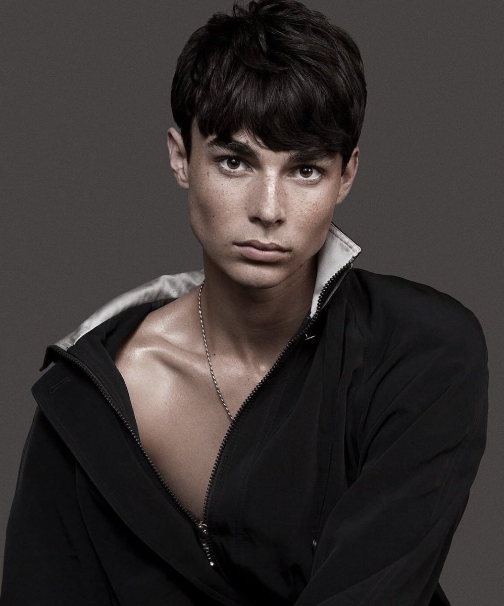 Artist Jeni Brady uses our Multitastic™️ Balm to highlight parts of her body. 
We’re in LOVE with her collar bone in this pic! 
ducalm.com/product/multit…