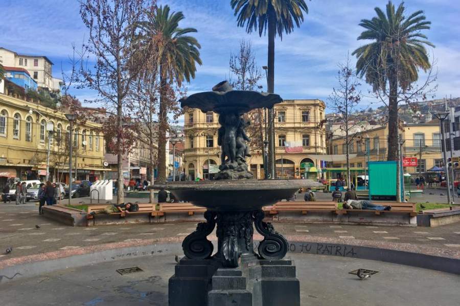 Desconocidos dañan tradicional pileta patrimonial de Plaza Echaurren en Valparaíso bit.ly/30BEWUi