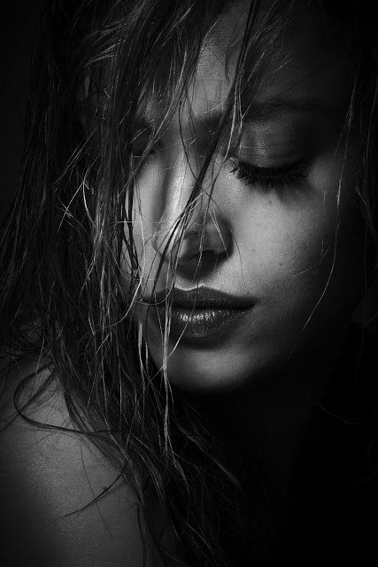 Tu pourrais bien me faire 
Tourner la tête
à ne plus savoir qui je suis
Jamais je ne t'oublierai
Impossible que tu ne sortes
Une seule seconde
De mon esprit
Toi qui y a la première place
Bien à l'abri
Tu te promènes entre ici et là
Au milieu de mes rêves
Où je suis toute à toi.