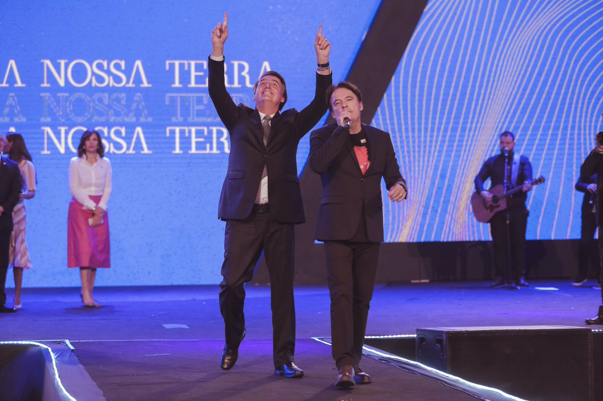 BispoRodovalho's tweet photo. Recebemos hoje a presença ilustre do nosso presidente @jairmessiasbolsonaro na @celebracaosntoficial aqui em Brasília. Uma honra para nós recebê-lo em nossa casa e orarmos pela vida desse homem que foi livrado da morte por Deus. #deusacimadetodos https://t.co/LStecnVjHE