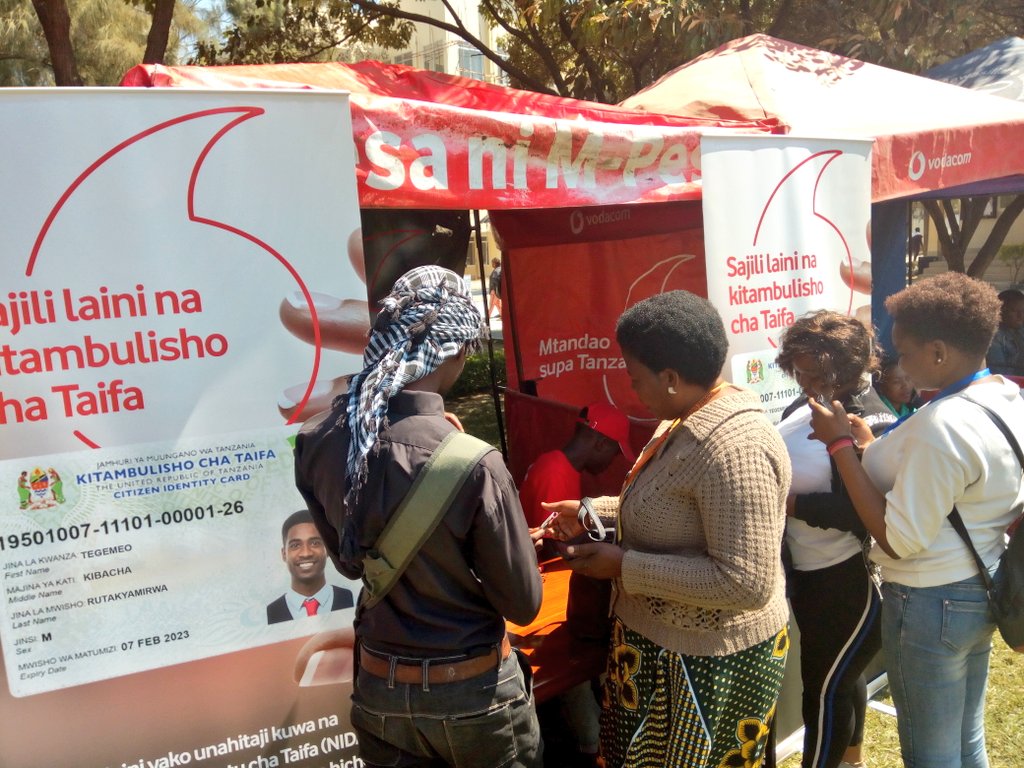 HAROUBTV3's tweet photo. Mkuu wa TCRA Kanda ya nyanda za juu  kusini Asajile John  19.07.2019 akishirikiana na Nida pamoja na makampuni ya simu wameendelea na zoezi la usajili laini za simu katika chuo kikuu cha Mzumbe  kampasi ya mbeya .
@HAROUBTV3 https://t.co/BuTsSDCbfs