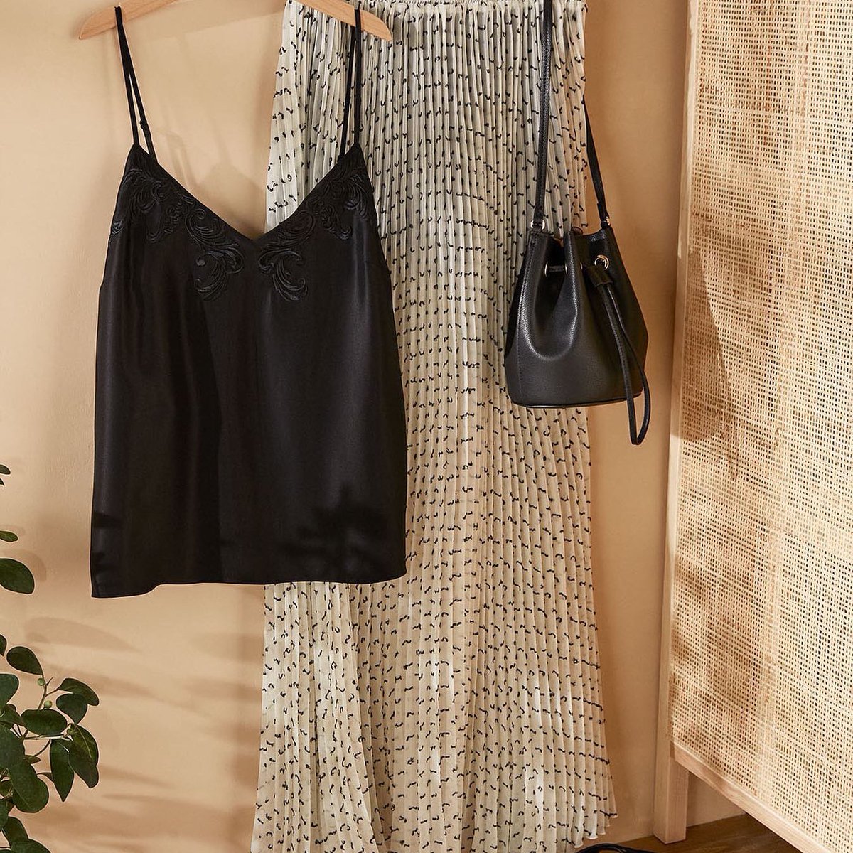 FlemingateBev's tweet photo. A first date, a brunch or a night out? Looking for that perfect outfit? Look at H&M at Flemingate #HM #beverley #fashion #flemingatebev
Mules: 0762130001
Pleated skirt: 0777031001
Viscose top with embroidery: 0783850002
Bucket bag: 0761417001 https://t.co/PCtJBajnwD