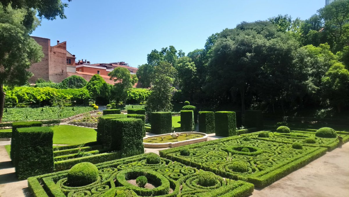 Mi aportación a la celebración del #PalaceDay es esta imagen que puede tomar el año pasado en una de las visitas de <a href="/Bienveapalacio/">Bienvenidosapalacio!</a> del jardín del #PalaciodeLiria