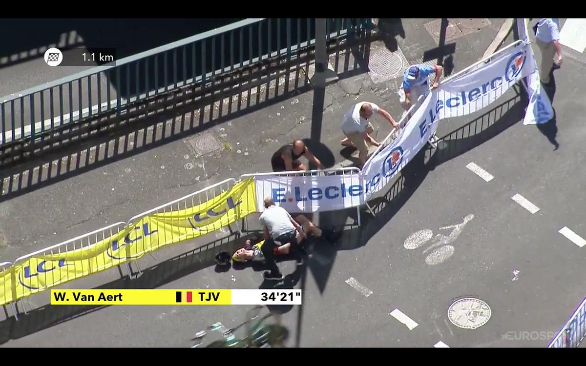 letour_col's tweet photo. 💥 Caída de Van Aert a 1 km de meta.

#TDF2019 https://t.co/HOTjhnchf7
