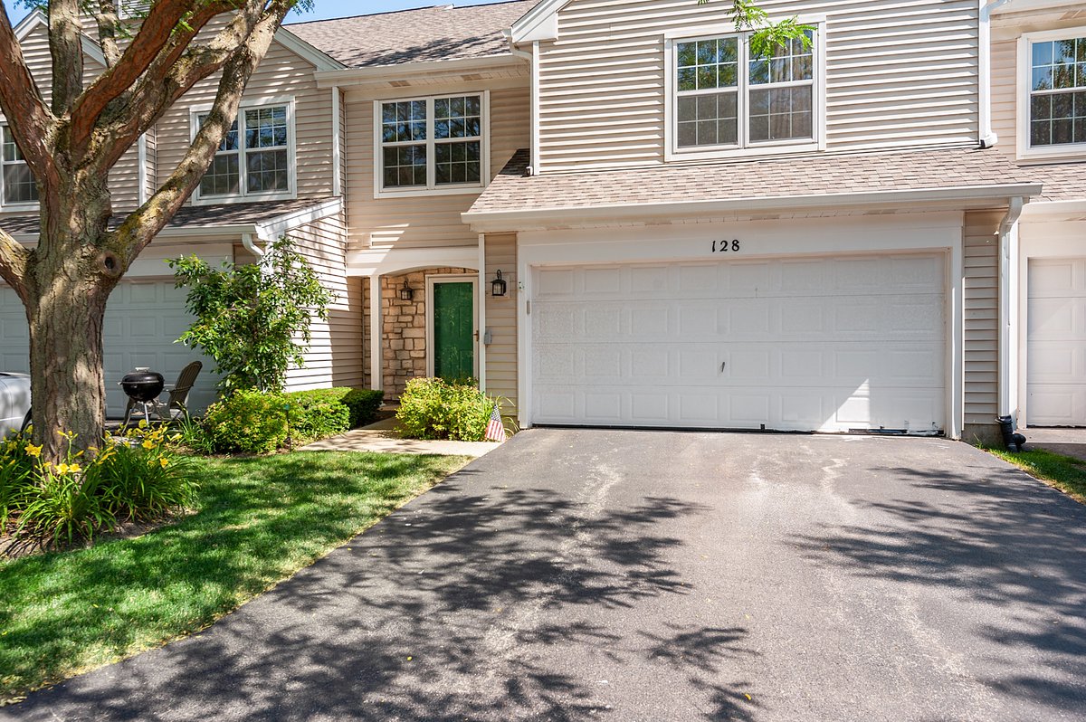 BarringtonsBest's tweet image. Erica Check would love to show you the #listing at 128 Vista View #Wauconda #IL  #realestate tour.circlepix.com/home/SS964M