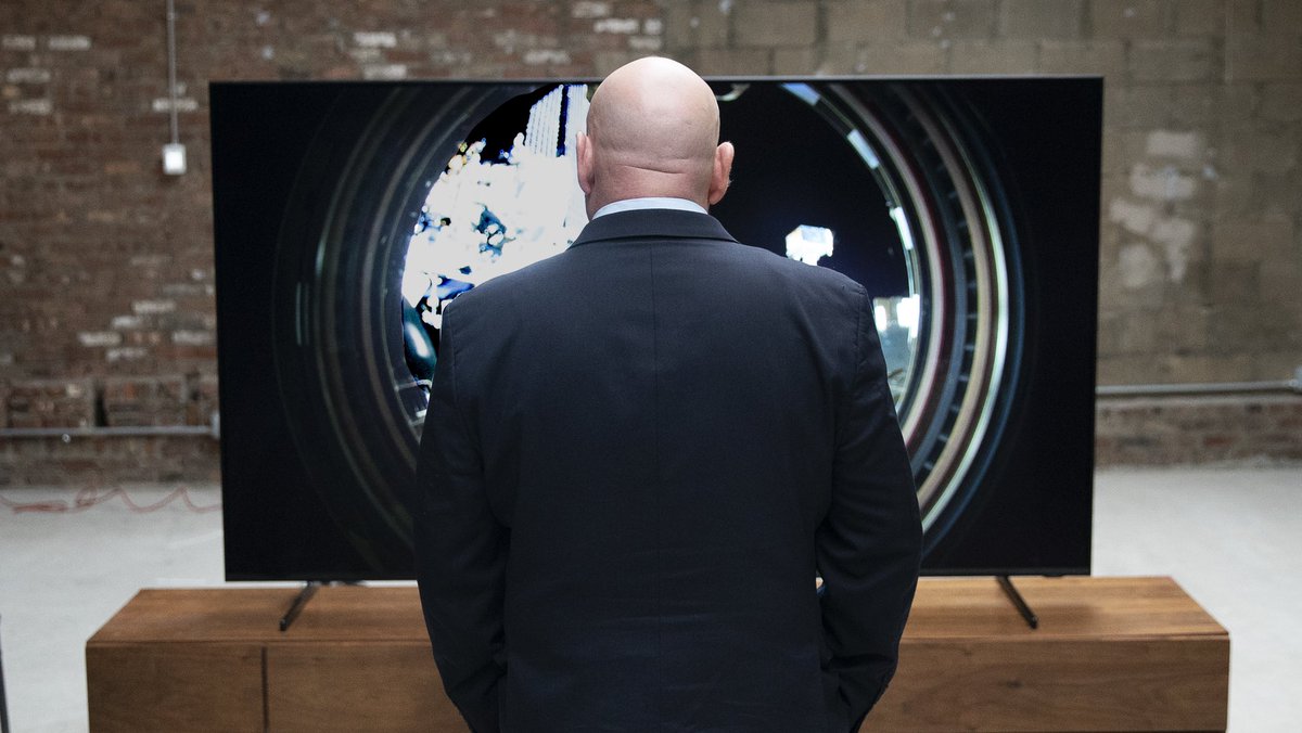 StationCDRKelly's tweet image. I had the opportunity to collaborate with @SamsungTV to see my space footage in unprecedented quality with the #QLED8K. Watch my reaction on 7/20, when 340 Days in Space premiers. #OneGiantLeap #Ad