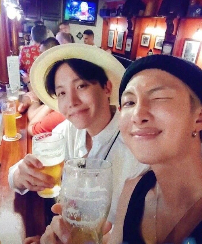 beenohachi's tweet photo. クサズで飲んだ時のラプモン、爆イケすぎませんか？ホビがビールの不思議泡を「これなに？」と聞いたら「僕の愛だよ」と即答してしまうし、お酒に弱いホビが赤くなれば夜風に当たって座りながら「ホソクといると気楽なんだよ」と語る。どこの月9ヒーローですか、ホビじゃなければ落ちてましたよ https://t.co/INezKgoxi0